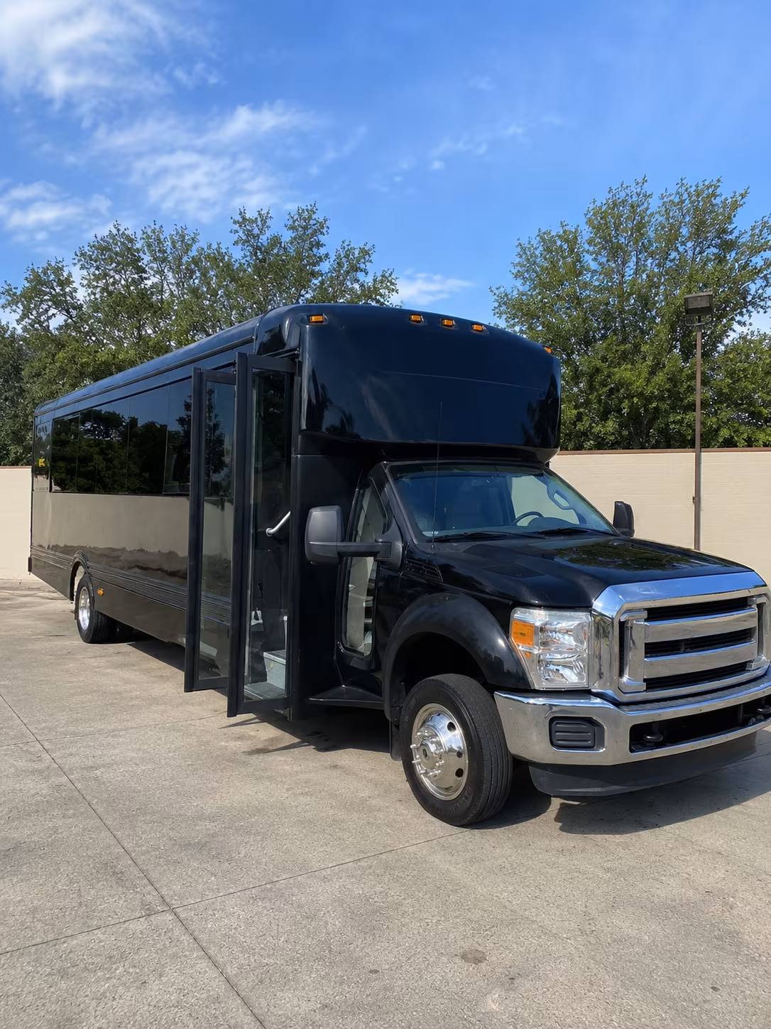 elyria 20 passenger party bus